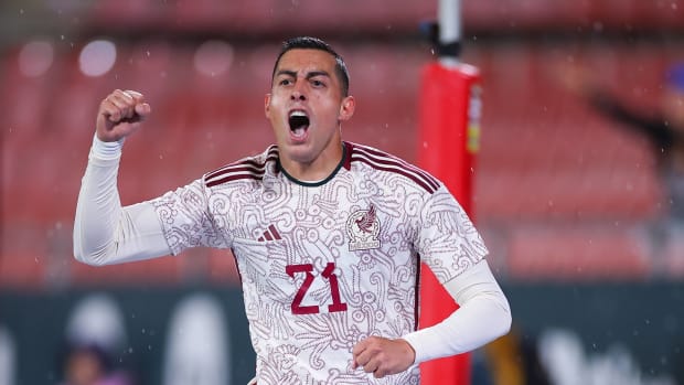 Rogelio Funes Mori celebra un gol con México en amistoso contra Iraq